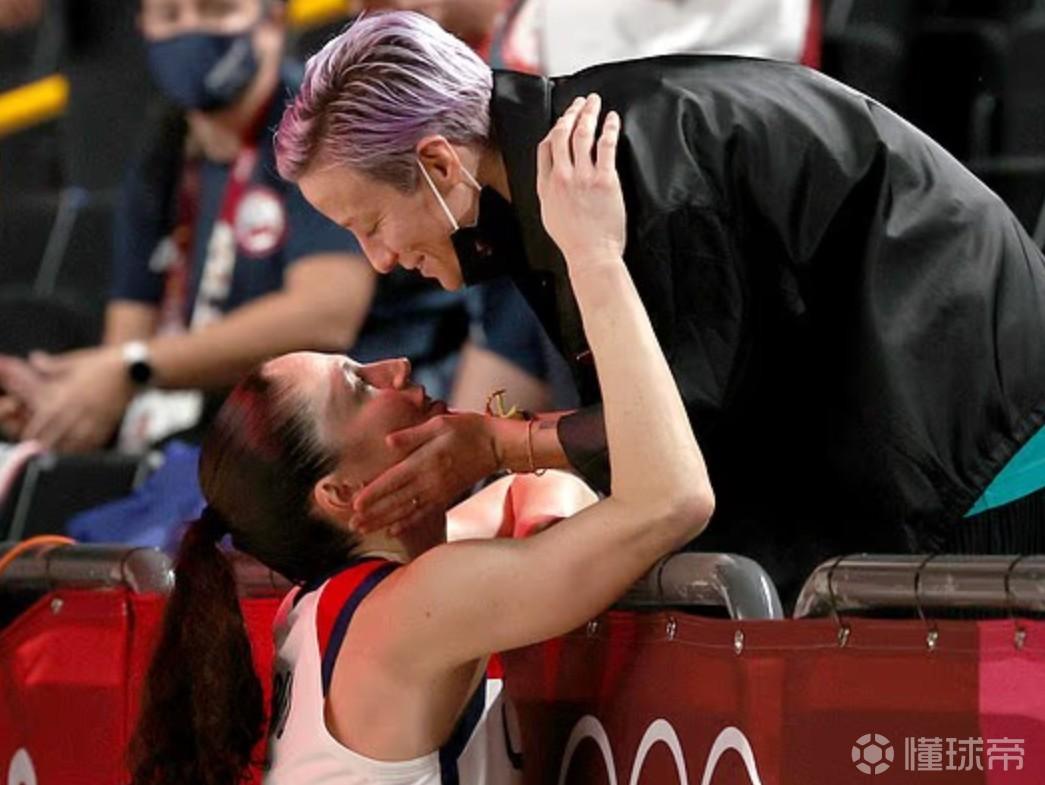 美国女足传奇拉皮诺埃和相恋10年的女友分手，对方是WNBA球星