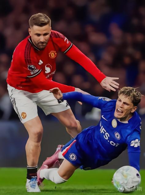 邮报：肖晒推倒加纳乔照只是玩笑，多数曼联球员对他没恶意