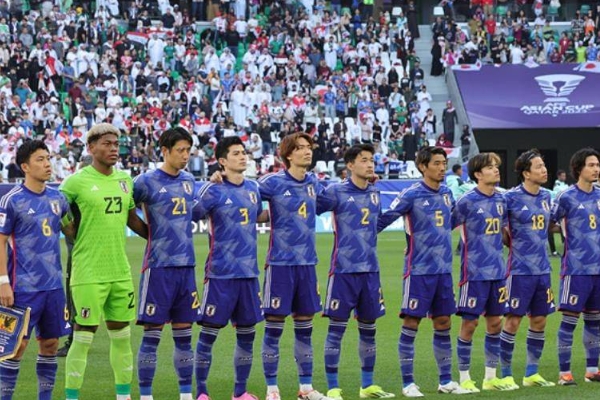 保持最佳状态？穆德里克举起女友做卧推